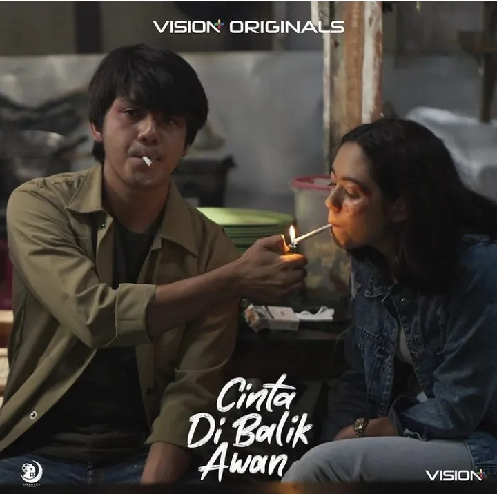 Cinta di Balik Awan poster